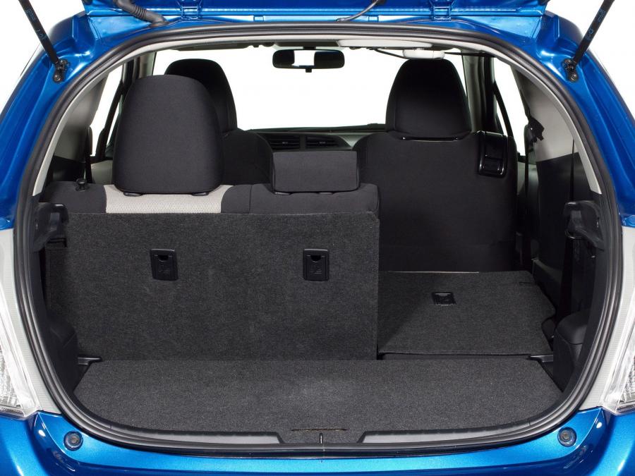  Toyota Yaris LE 3-Door 2011 года  (US) (фото 5 из 11)